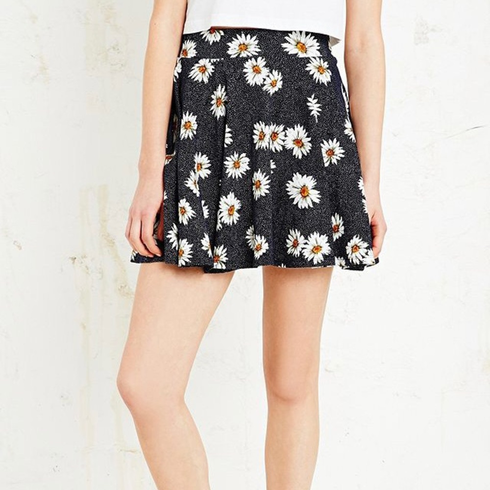 Urban Outfitters Skater Mini Skirt in Daisy Print